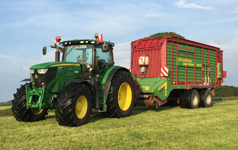 Traktor bei landwirtschaftlichen Arbeiten